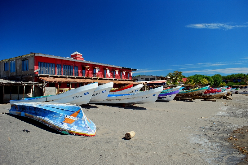 Piraguas en la Playa de Casares listas para la pesca. Carazo, Nicaragua. Small fishing boat at Casares Beach, Carazo, Nicaragua.