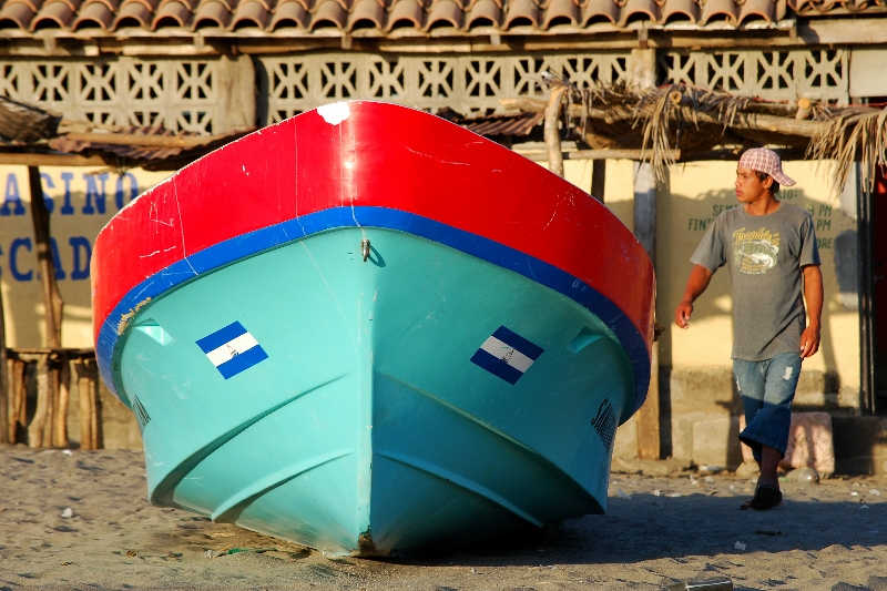 Un joven pescador en la Playa de Casares, Carazo, Nicaragua. English Translation: A younge fisherman at Casares Beach.